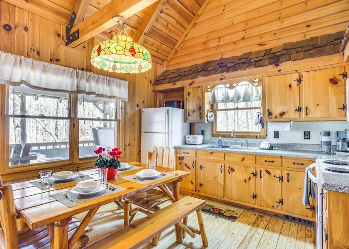 Quaint Dahlonega Cabin W/ Cavenders Creek Access!