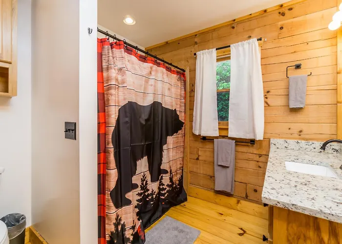 New! Lakeview Retreat - 3 Bed, Hot Tub, Ping-Pong