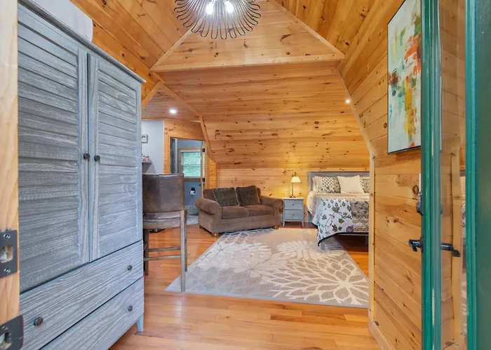 Log Cabin & Carriage House, Lake, Wineries, Hiking