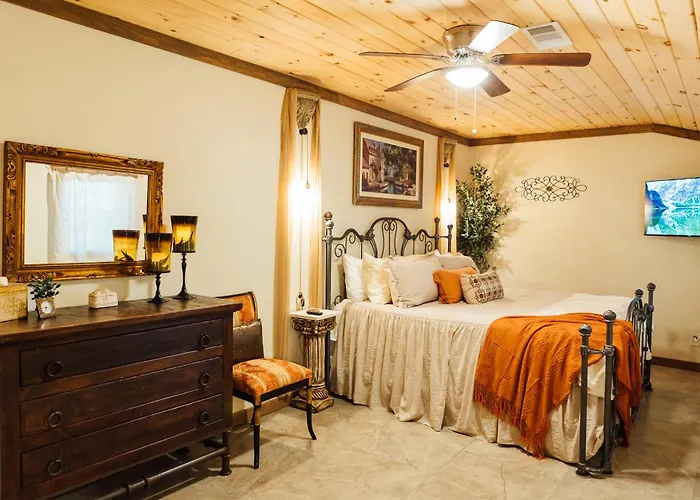 Villa Serena Tuscan Theme Home With A Hidden Lounge, Fire Pit, Lawn Games, Creek