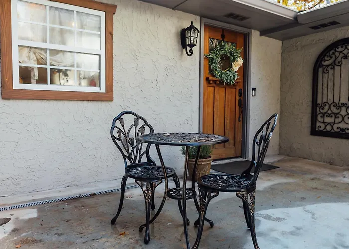 Villa Serena Tuscan Theme Home With A Hidden Lounge, Fire Pit, Lawn Games, Creek