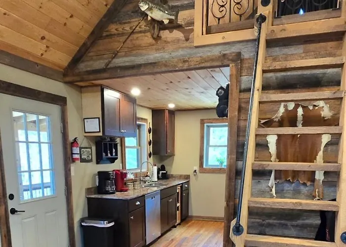 Couples Getaway Cabin With A Loft Bed - Firepit - Creek Access